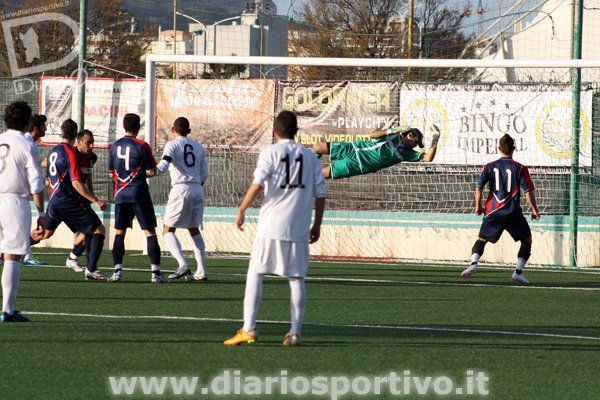 Antonio Borrotzu segna di testa, superato Maurizio Floris Antonio Borrotzu segna di testa, superato Maurizio Floris
